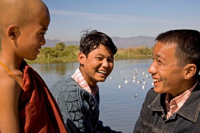 Tất cả những cậu bé theo đạo Phật ở Myanmar đều phải dành 6 tuần mỗi năm làm chú tiểu trong các tu viện suốt thời thơ ấu của mình. Có nhiều người  trong số đó sẽ quyết định dành cả đời để tu hành.